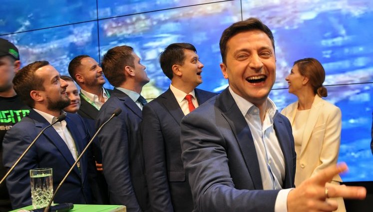 Со "Вдовой Клико" и песней про собаку: как Зеленский праздновал свою победу