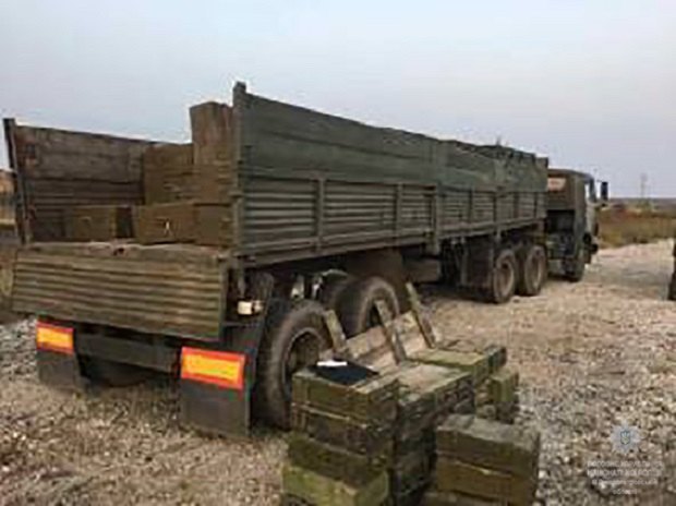 КаМАЗ із неврахованими гранатами затримано в Дніпропетровській області, - Нацполіція 01