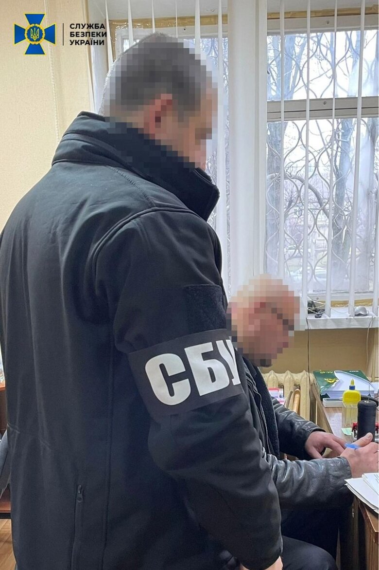 СБУ задержала предателя, помогавшего россиянам строить блокпосты на оккупированной части Харьковщины 01