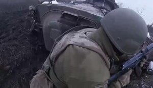 Four infantrymen and IFV crew are clearing forest strip from invaders. VIDEO