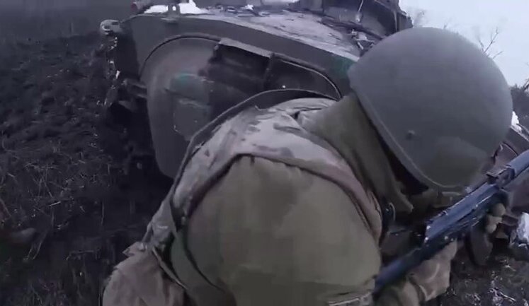 Four infantrymen and IFV crew are clearing forest strip from invaders. VIDEO
