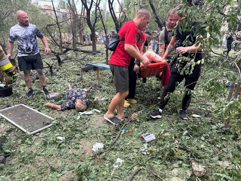 РФ поцілила по дитячому майданчику в Миколаєві. Троє загиблих, п’ятеро поранених