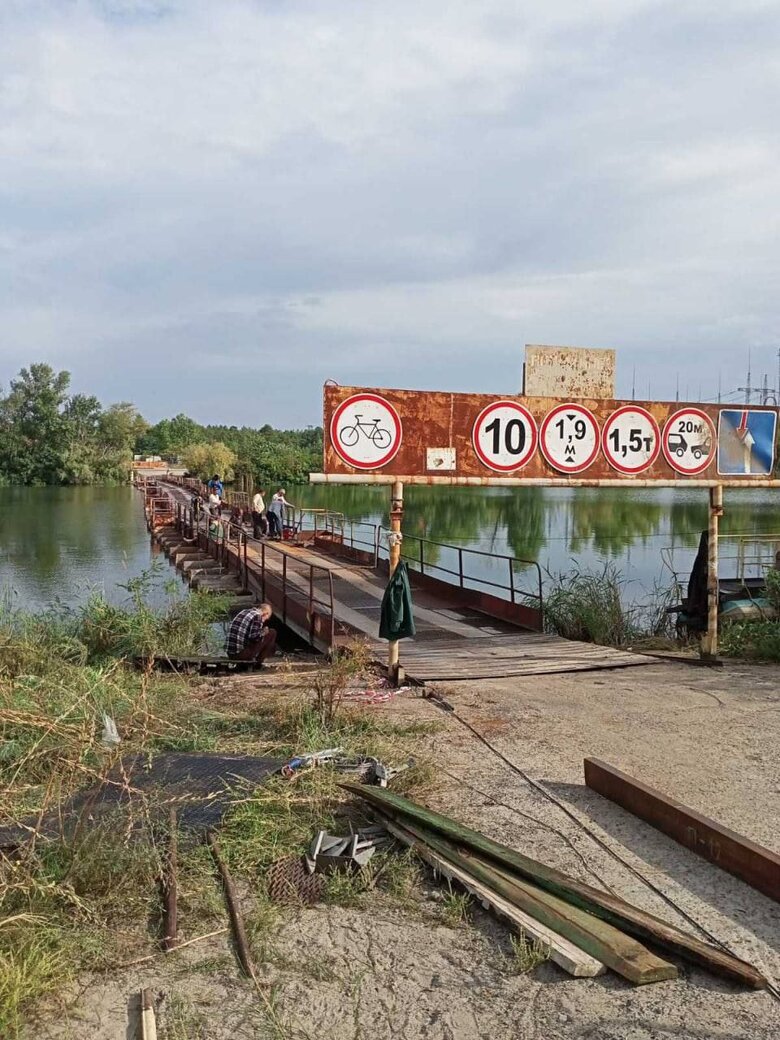 В Енергодарі мешканці відновили понтонний міст, підірваний ворогом 02
