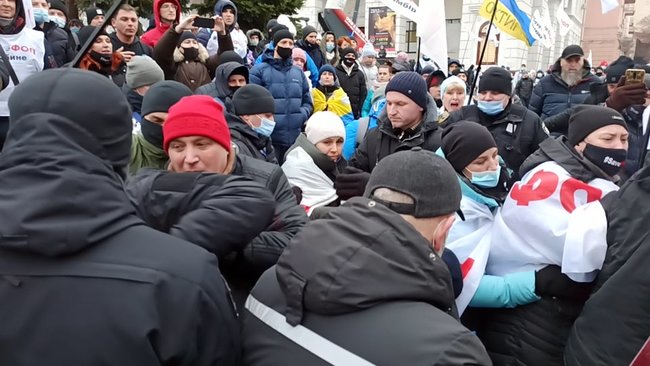 ФОПы попытались установить палатки на Майдане Незалежности: между митингующими и правоохранителями произошли стычки 84