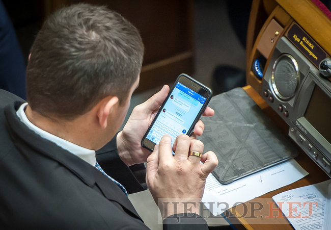 Нардеп Вознюк обговорює з Зіронькою готель на літо, поцілунки Бахтєєвої з Шурмою і Кожемякіним, Ірина Луценко з гранатами і листування Воропаєва із Заружко щодо голосування, - день роботи ВР 5 квітня 08
