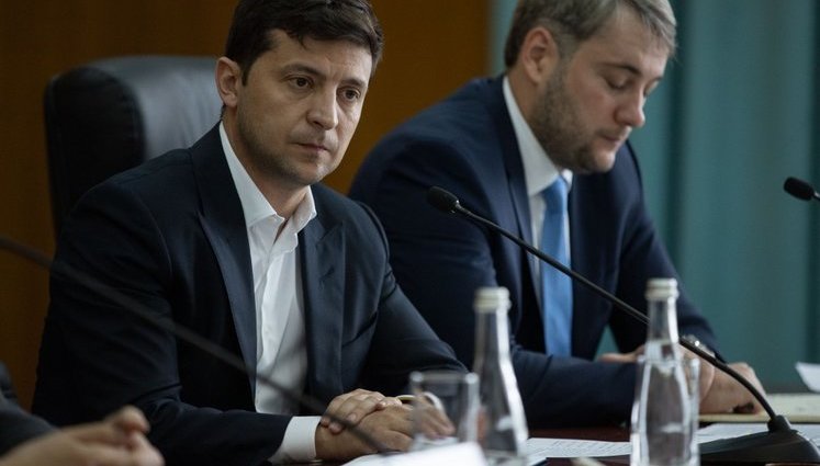 Зеленский поручил уволить главу "Укравтодора"