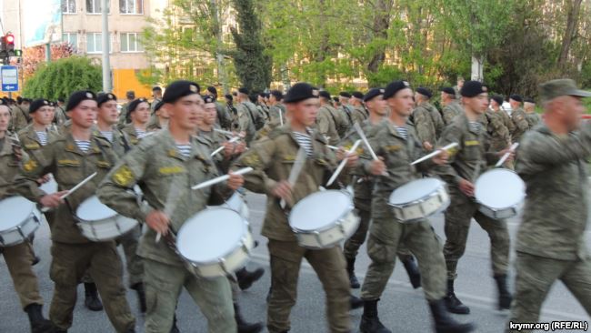 Российская техника, юнармейцы и Катюша с надписью За Сталина, - в оккупированном Крыму готовятся праздновать День победы 07