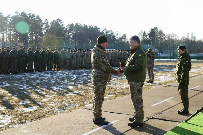 Порошенко вручил 20 военнослужащим государственные награды 02