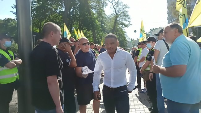 Євробляхери приїхали під Раду вимагати доступного розмитнення автомобілів 09
