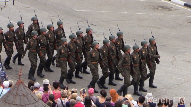 Оккупанты провели в Крыму сразу два военных парада 21