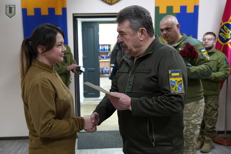 Кузьмук нагороджує воїнів