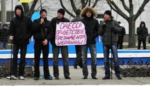 Янукович нарисовался в Одессе: фанаты Президента хотели подарить кумиру его портрет. ФОТОрепортаж