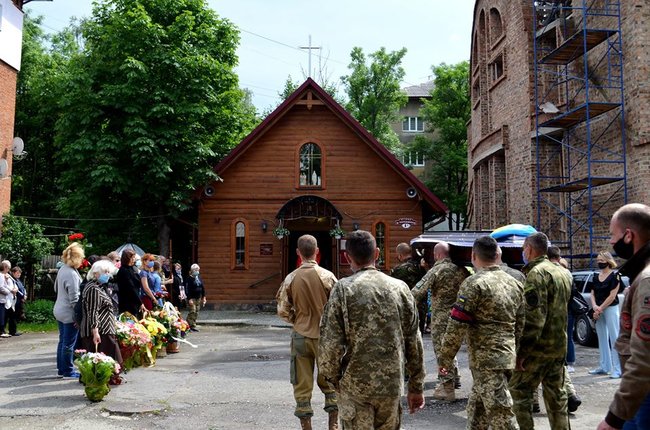 В Івано-Франківській області попрощалися з трагічно загиблою волонтеркою-парамедиком Іриною Шевчишин 07