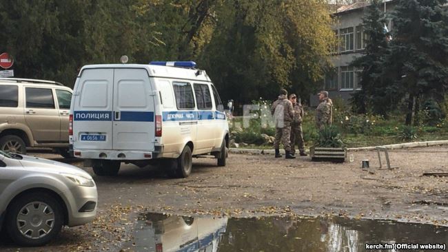 Из-за сообщения о минировании эвакуируют студентов политехнического колледжа в оккупированной Керчи, где 17 октября произошло массовое убийство 04