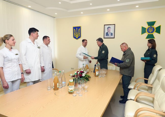 На таких примерах закаляется боевой дух молодых военнослужащих, - Цигикал наградил пограничника, раненого при обстреле наемниками РФ КП Марьинка 02