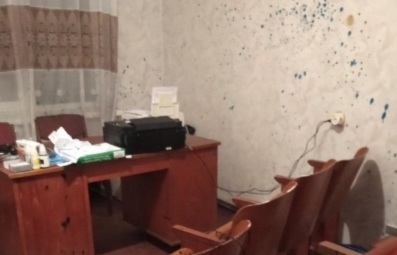 У Херсонській області невідомі увірвалися на засідання осередку ОПЗЖ, вкрали ноутбук і облили присутніх зеленкою, - поліція 04 У Херсонській області невідомі увірвалися на засідання осередку ОПЗЖ, вкрали ноутбук і облили присутніх зеленкою, - поліція 04