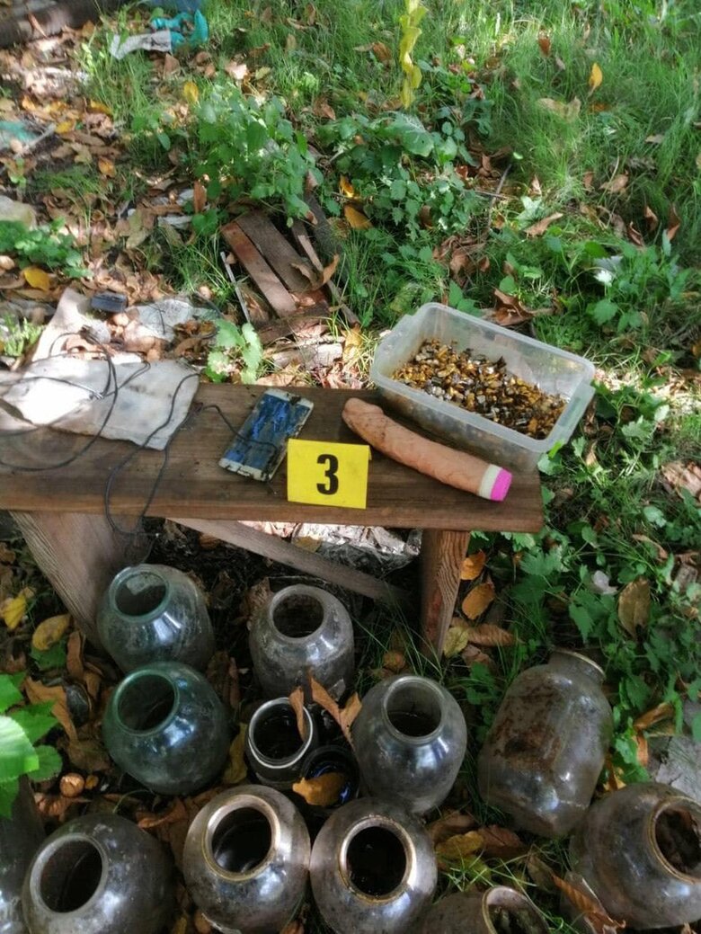 Box with extracted dental crowns was found in Russian torture chamber in Kharkiv region 02