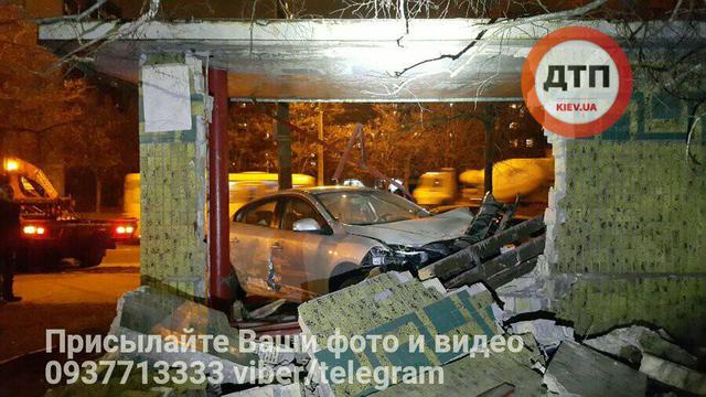 Легковушка в Киеве влетела в остановку 07