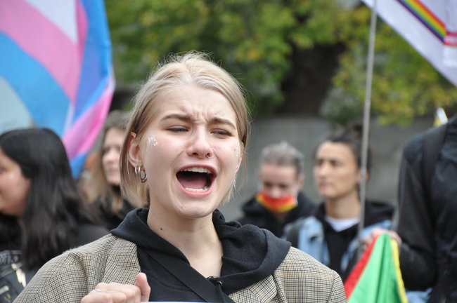 Руху ЛГБТ-маршу намагалася перешкодити жінка, яка лягла на асфальт і кричала про перетворення хлопчиків на геїв 41