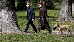 В парках и скверах можно ходить без маски, - Минздрав