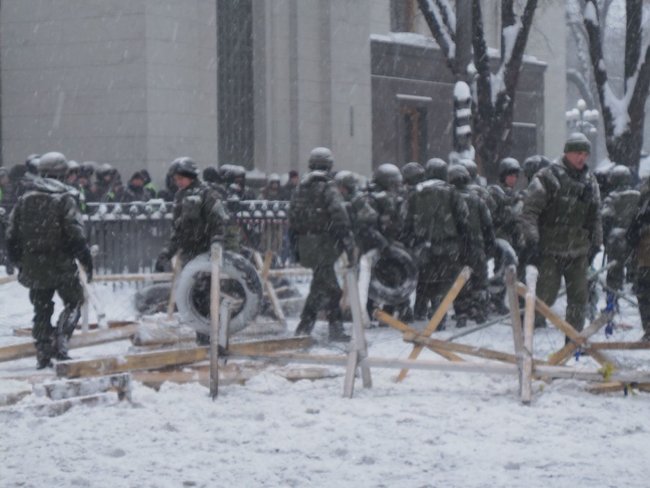 Наметове містечко під Радою розбирають, під стінами парламенту затримано 39 осіб 05