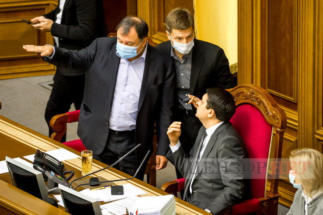 Мисягін у кріслі прем’єра, Яценко і Качура за колоною, краплі Кабанова і поцілунок слуг народу Марченко і Стефанчука, - робота ВР 18 грудня 30