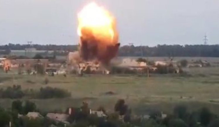 Російські війська обстріляли українські позиції ракетами великої потужності УР-83. ВIДЕО вибуху