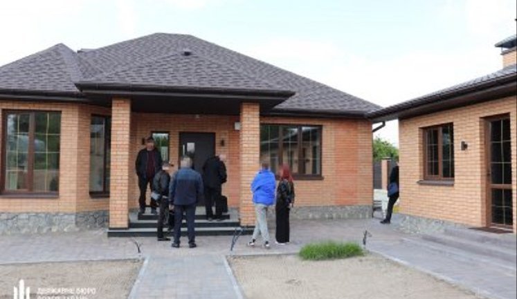 Котедж, записаний на тещу підлеглого, та квартира через "єОселю": експосадовців поліції Полтавщини викрили на приховуванні мільйонних активів