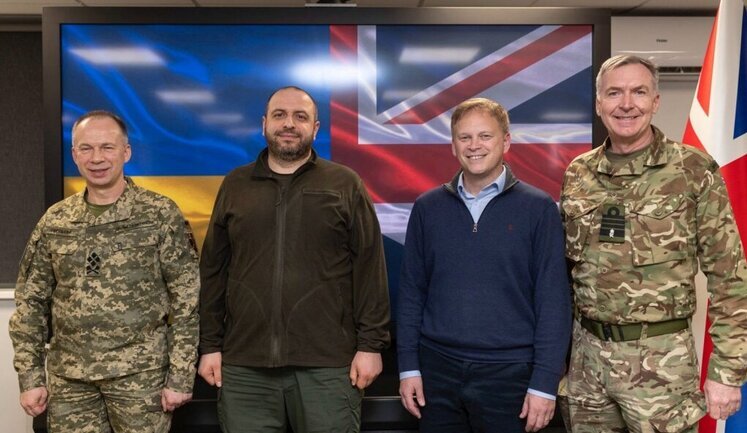 Великобритания советует Украине держать оборону на востоке, отказаться от наступления в 2024 году и сосредоточиться на ударах по Черному морю и Крыму, - Sunday Times.