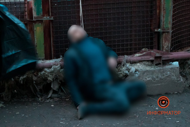 Неподалік дитячого майданчика в Дніпрі знайшли повішеного чоловіка 03
