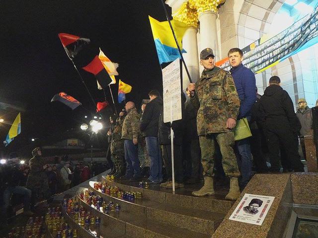 Добровольчий Рух ОУН на честь Дня українського добровольця закидав офіс компанії Ахметова і відділення Альфа-банку камінням (оновлено) 01