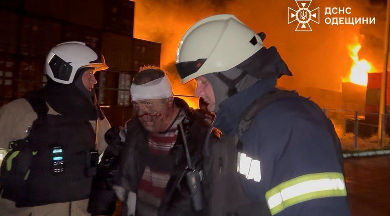 Атака шахедів на Одещину: масштабні пожежі