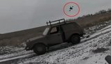 Дрон атакует российскую военную ниву