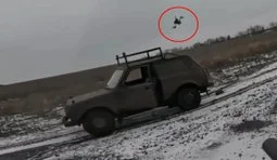 дрон атакує російську військову ниву