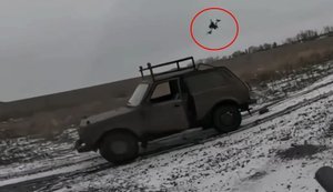 Заскочені серед поля окупанти намагалися збити FPV-дрон, але втратили автомобіль на Костянтинівському напрямку. ВIДЕО