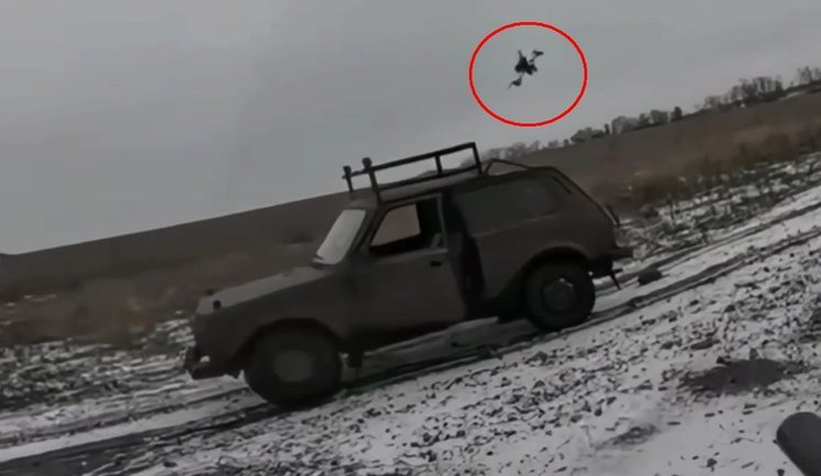 Заскочені серед поля окупанти намагалися збити FPV-дрон, але втратили автомобіль на Костянтинівському напрямку. ВIДЕО