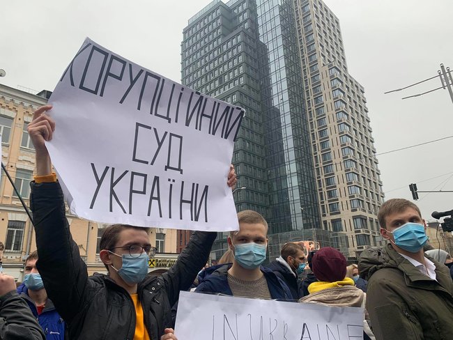 Під КС триває акція протесту Відправимо суддів-зрадників до Ростова у звязку з рішенням Суду скасувати низку антикорупційних норм 13 Під КС триває акція протесту Відправимо суддів-зрадників до Ростова у звязку з рішенням Суду скасувати низку антикорупційних норм 13