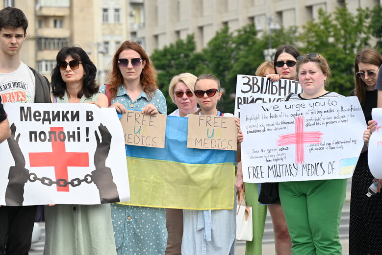Акція на підтримку полонених військових медиків відбулася на Майдані Незалежності 23