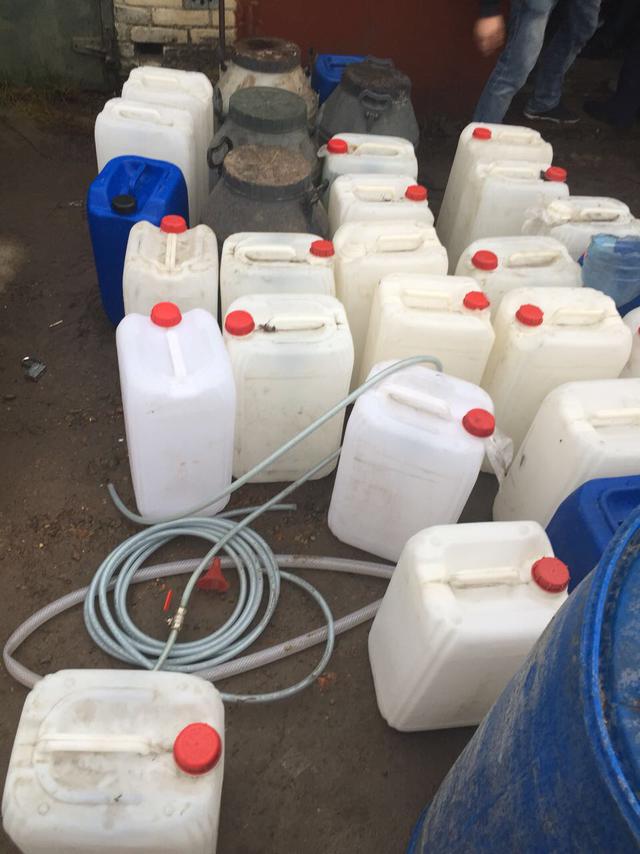Налоговики ликвидировали подпольный цех по производству суррогатной водки 05