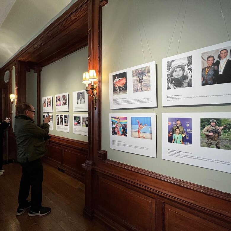 Fallen Artists: к годовщине полномасштабного вторжения РФ в Нью-Йорке прошла выставка в честь погибших украинских артистов, спортсменов и танцовщиков 02