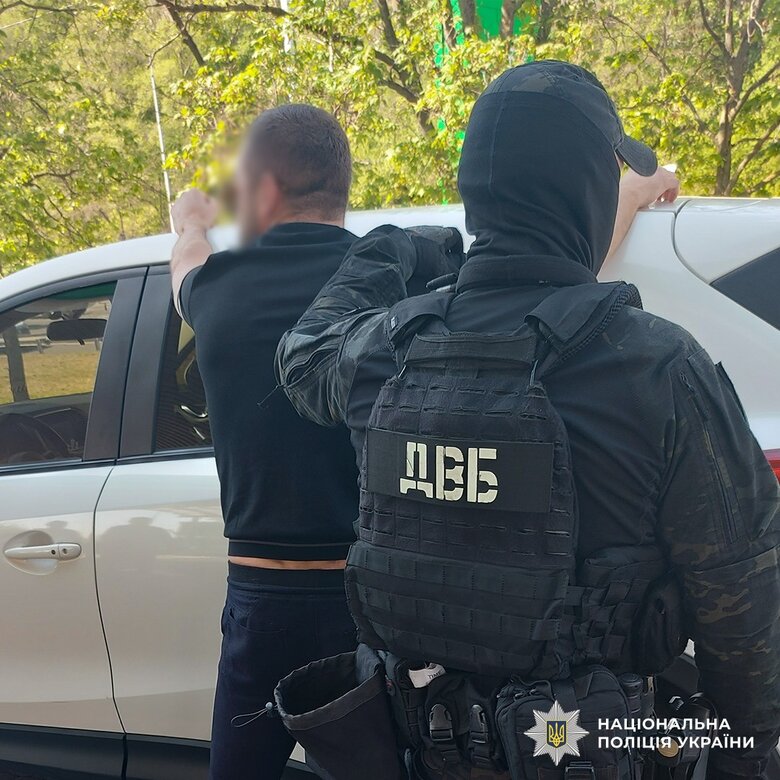 Мужчина продавал поддельные удостоверения ГУР МО в Киеве