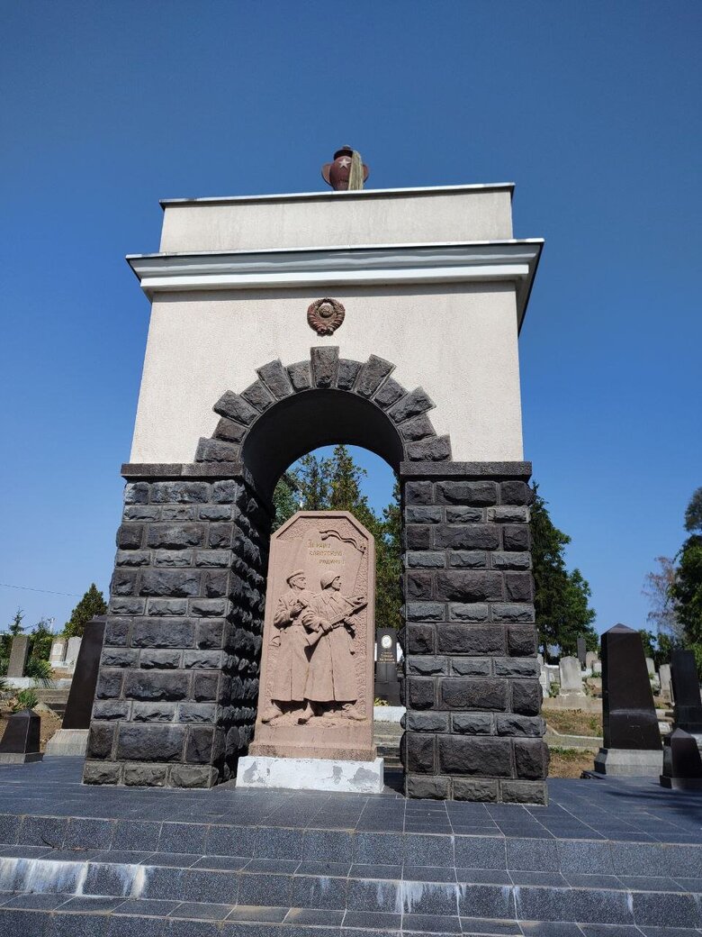 В Ужгороді декомунізовують Пагорб Слави 03