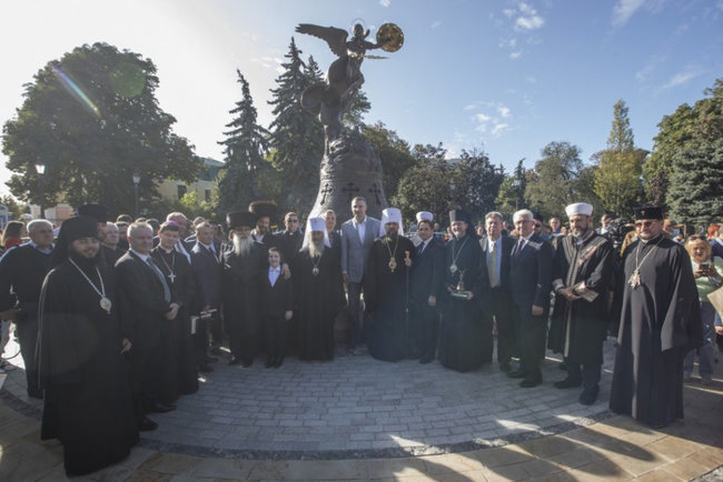 Кличко відкрив новий фонтан зі скульптурою Архангела Михаїла в парку Володимирська гірка 04