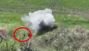 Полет тела оккупанта на несколько десятков метров после удара украинского дрона. ВИДЕО