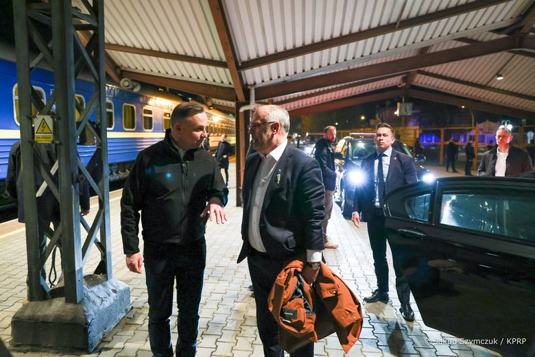 Президенты Польши, Литвы, Латвии и Эстонии едут по железной дороге в Киев 03