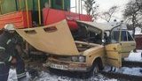 ВАЗ-2106 столкнулся с локомотивом на ж/д переезде под Винницей, водитель доставлен в реанимацию. ФОТО