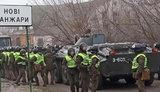Правоохранители с помощью спецтехники освобождают дорогу от протестующих в Новых Санжарах