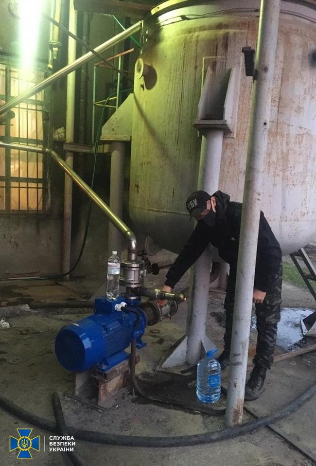 Руководство водочного госпредприятия на Ивано-Франковщине продавало неучтенный спирт на десятки миллионов гривен, - СБУ 02 Руководство водочного госпредприятия на Ивано-Франковщине продавало неучтенный спирт на десятки миллионов гривен, - СБУ 02