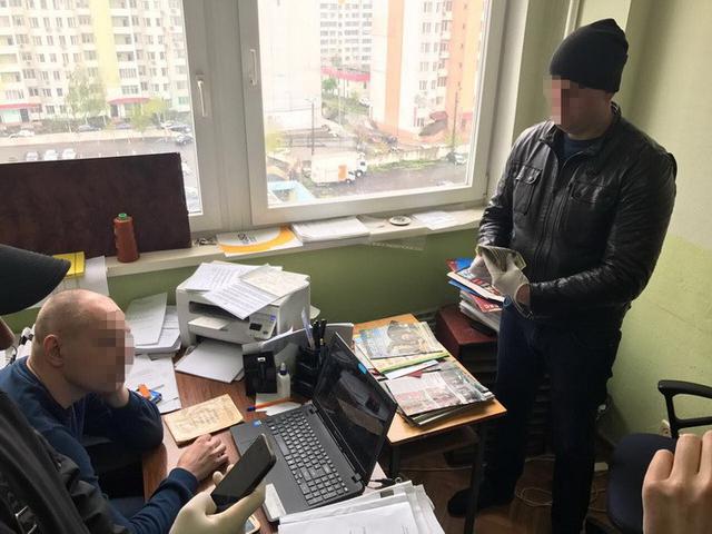 На взятке $500 задержан следователь Нацполиции в Одессе, - СБУ 02