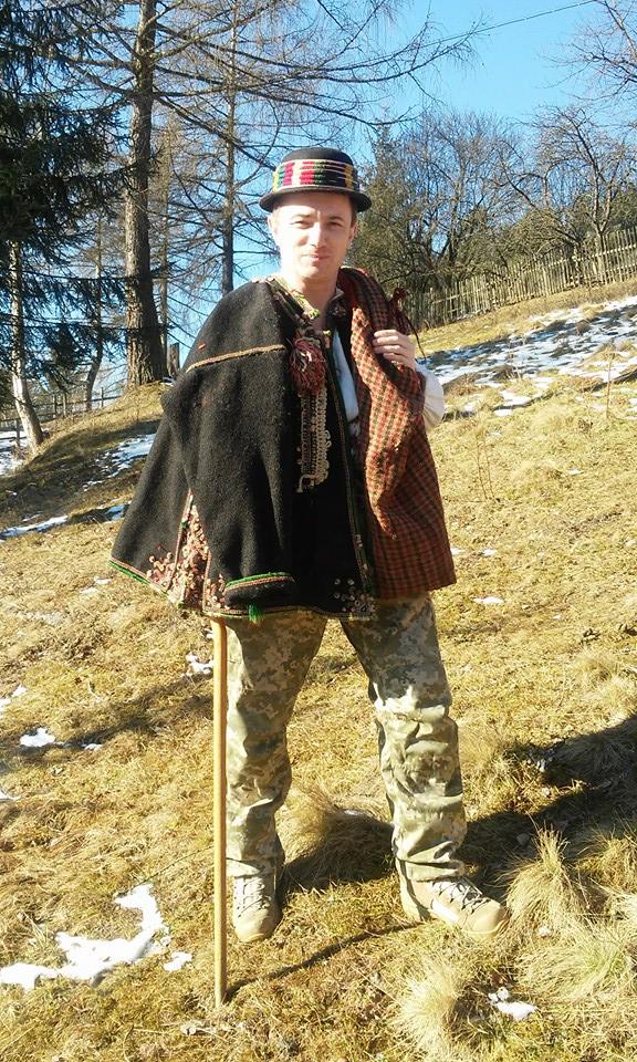 Боєць 13-го окремого десантно-штурмового батальйону Сергій Назаренко: В новому терміналі Донецького аеропорту ми знайшли багато делікатесів. А хліба не було. І чорна ікра на армійській галеті мала досить екстравагантний вигляд 03